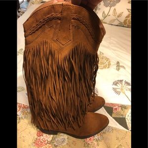 Buckle fringe boots